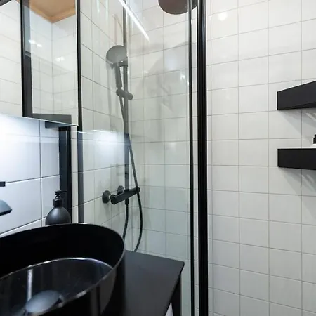 Luxury Getaway - One-bedroom W Fireplace * Helsinki