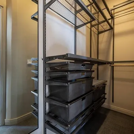 Apartment Luxury Getaway - One-bedroom W Fireplace *